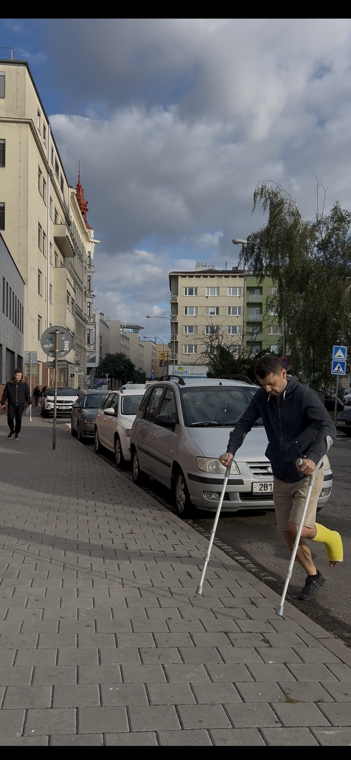 Guy yellow slwc crutching video