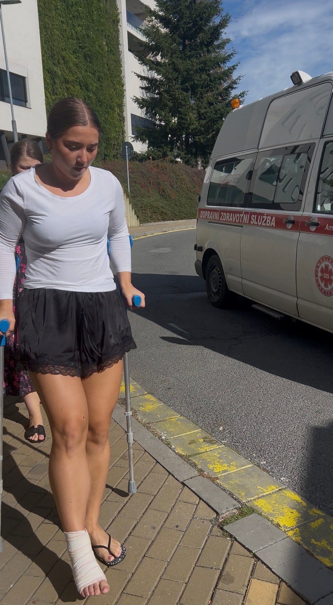 Girl injured feet crutching video