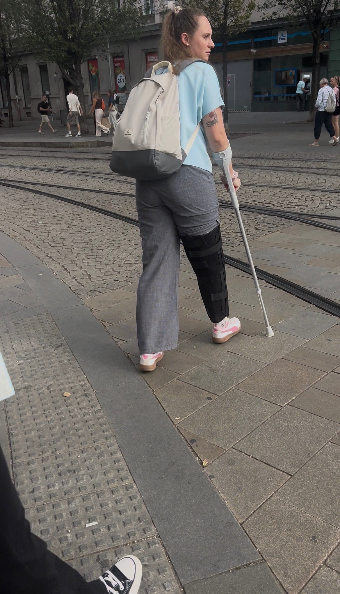 Knee girl crutching video